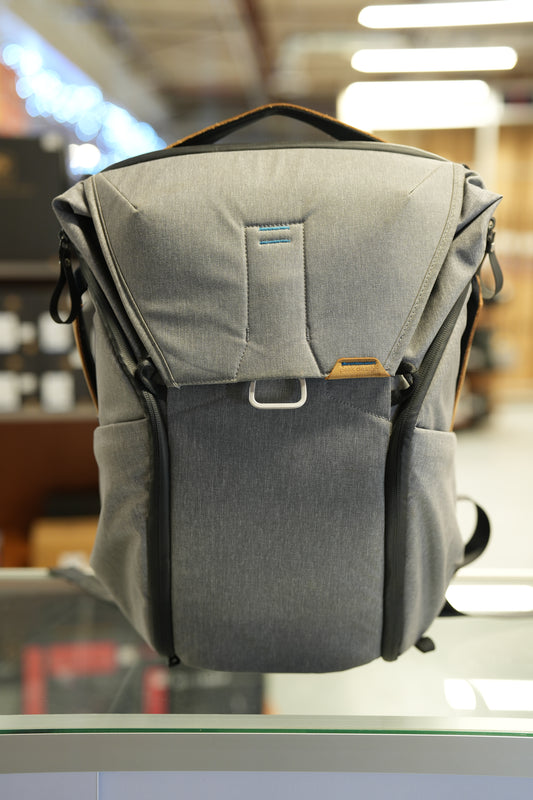 * USED * Peak Design Everyday Backpack 20L V1 (Ash)