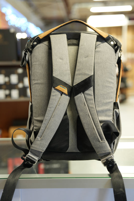 * USED * Peak Design Everyday Backpack 20L V1 (Ash)