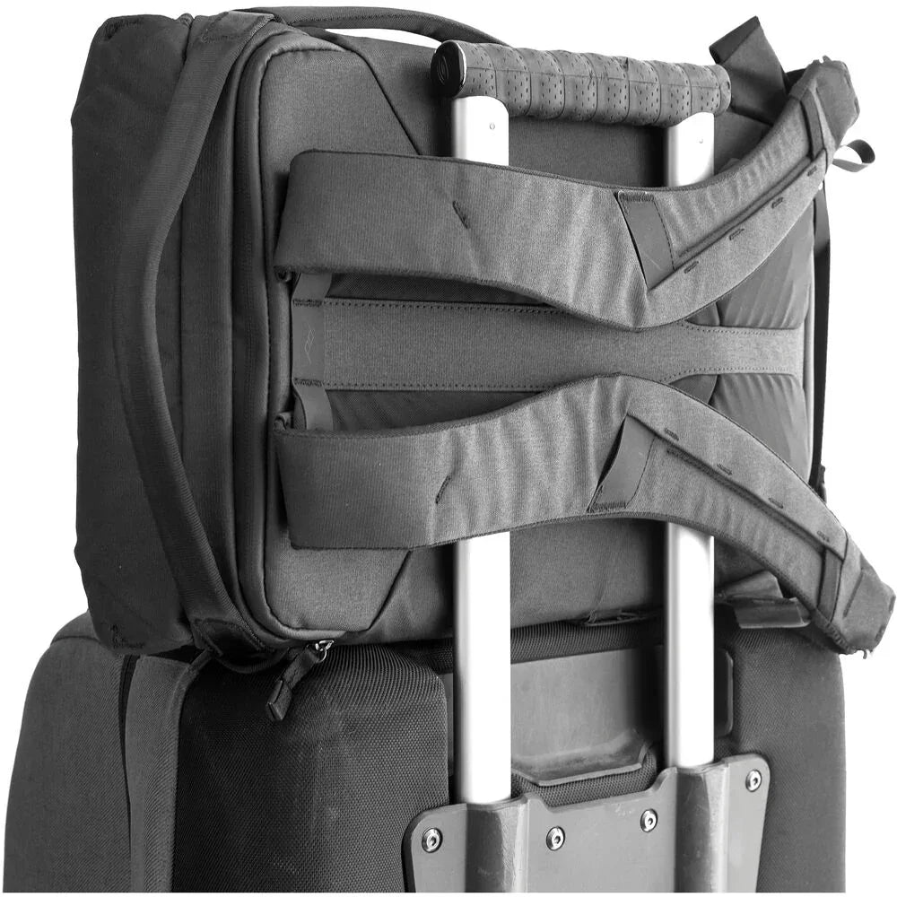 Peak Design Everyday Backpack v2 (20L, Charcoal) at PROCAM | procam.com
