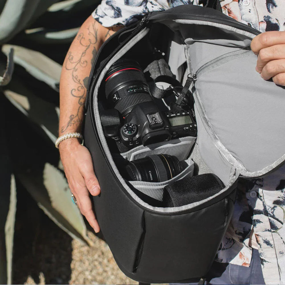 Peak Design Everyday Backpack v2 (20L, Charcoal) at PROCAM | procam.com