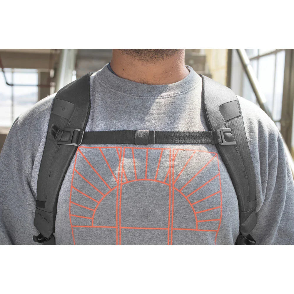 Peak Design Everyday Backpack v2 (20L, Charcoal) at PROCAM | procam.com