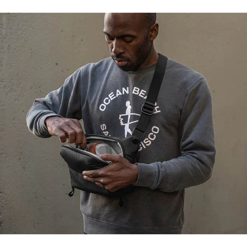 Peak Design Everyday Sling v2 (Black, 3L) at PROCAM | procam.com