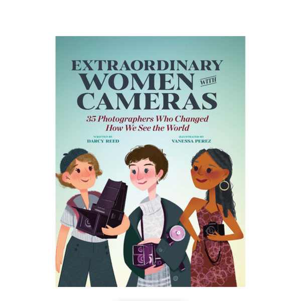 BOOK - Extraordinary Women with Cameras